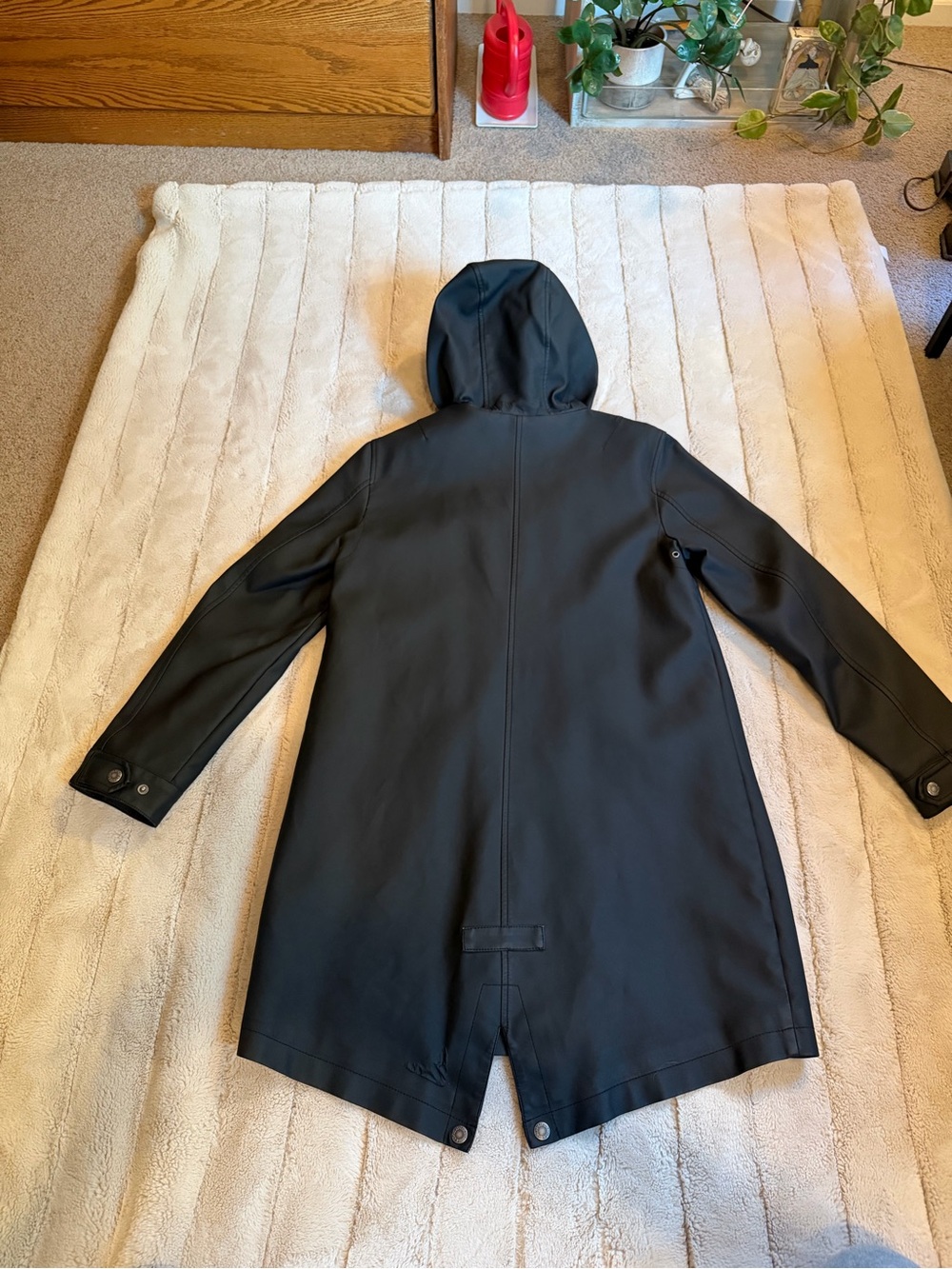 🥳 *SALE* Levi's Black Hooded Rain Coat, Size Medium - Picture 2 of 2